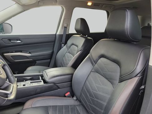 Used 2024 Nissan Pathfinder Platinum w/ Black Appearance Package FWD image 23