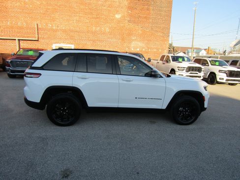 Used 2024 Jeep Grand Cherokee Altitude AWD/4WD image 2