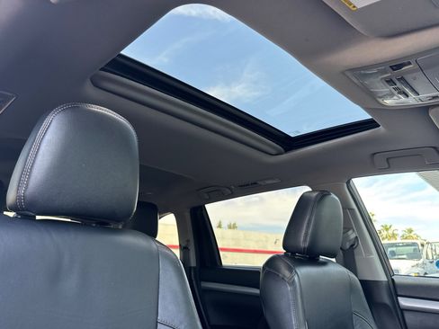 Certified 2018 Toyota Highlander XLE w/ Carpet Mat Package (TMS) image 17