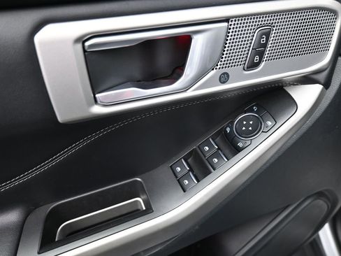 Used 2023 Ford Explorer Limited image 11