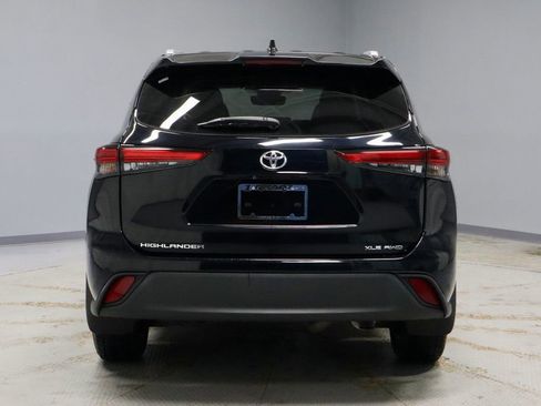 Used 2023 Toyota Highlander XLE AWD/4WD image 11