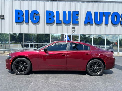 Used 2018 Dodge Charger SXT w/ Blacktop Package RWD image 2