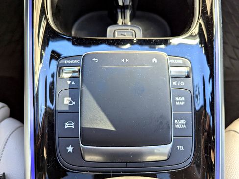 Used 2022 Mercedes-Benz EQB 300 4MATIC image 27