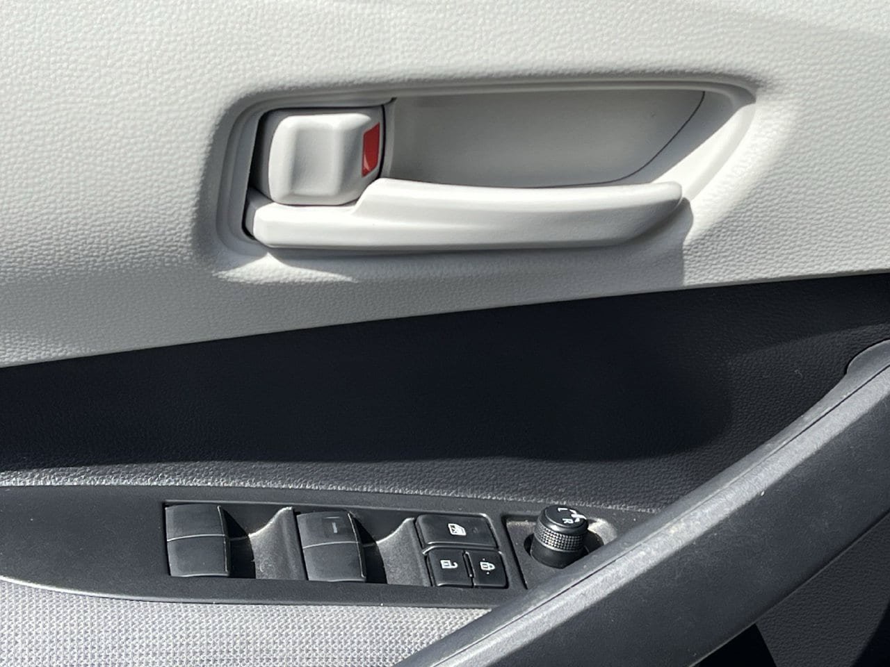 Used 2025 Toyota Corolla LE FWD image 21