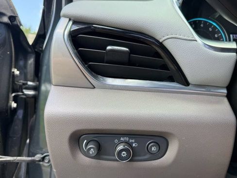 Used 2019 Chevrolet Traverse LT FWD image 17