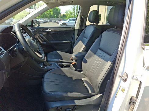 Used 2023 Volkswagen Tiguan SE w/ Panoramic Sunroof Package FWD image 11