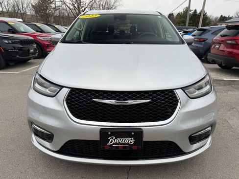 Used 2023 Chrysler Pacifica Touring-L image 2