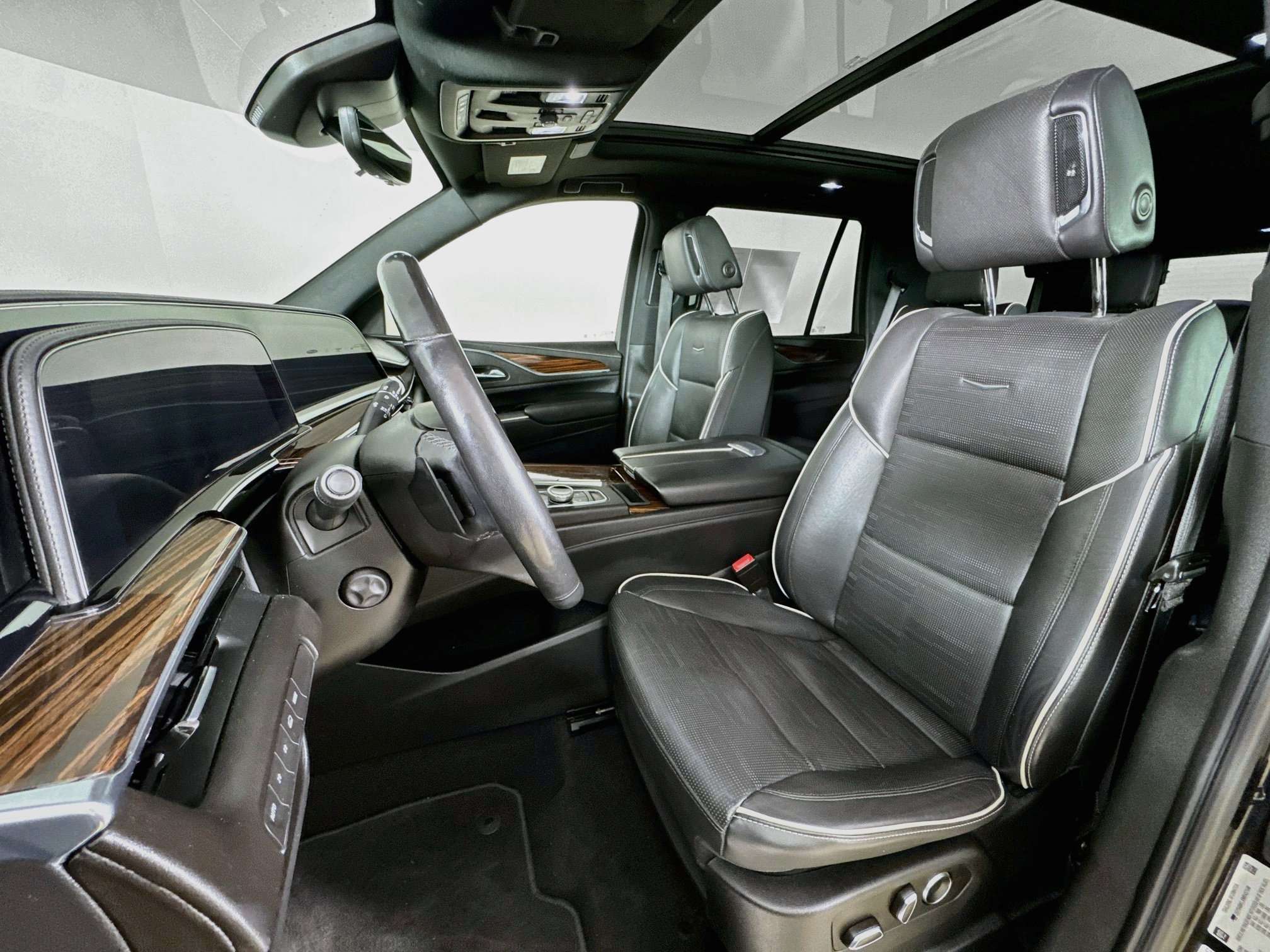 Used 2021 Cadillac Escalade Premium Luxury AWD/4WD image 2