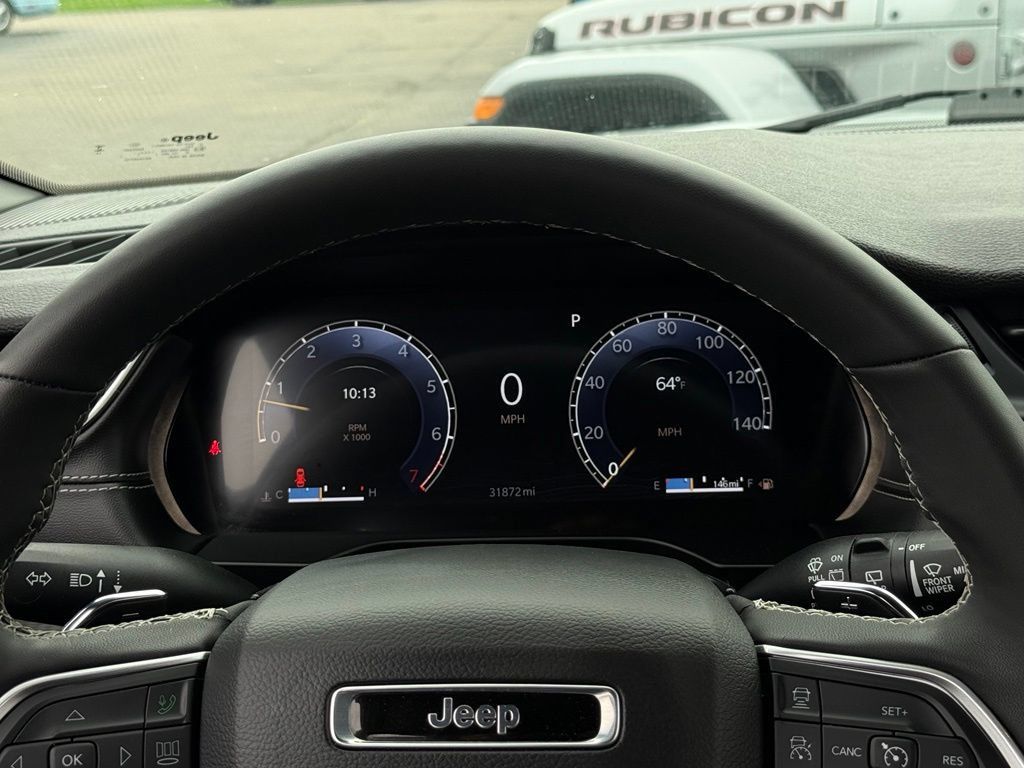 Used 2025 Jeep Grand Cherokee Altitude AWD/4WD image 7