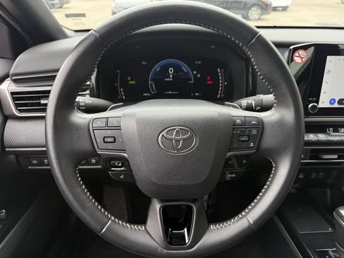 Used 2025 Toyota Camry SE FWD image 12