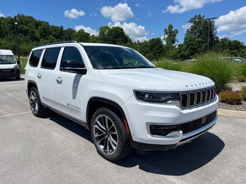 Used 2025 Jeep Wagoneer Series III w/ Premium Group I AWD/4WD image 2
