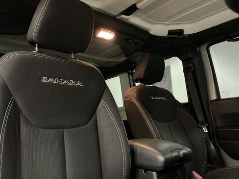 Used 2017 Jeep Wrangler Unlimited Sahara w/ Connectivity Group AWD/4WD image 32