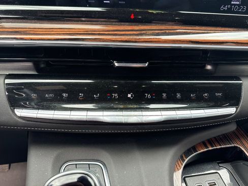 Used 2024 Cadillac Escalade ESV Premium Luxury AWD/4WD image 12