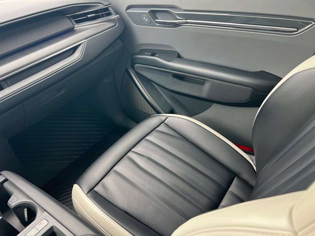 Certified 2024 Kia EV9 GT-Line AWD/4WD image 13