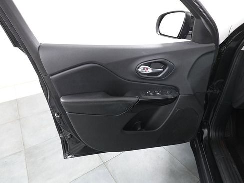 Used 2019 Jeep Cherokee Latitude Plus image 8