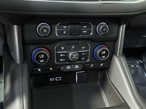 Used 2022 Chevrolet Suburban LT w/ LT Signature Package AWD/4WD image 23