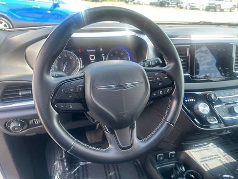 Used 2018 Chrysler Pacifica Touring-L w/ Advanced Safetytec Group FWD image 26