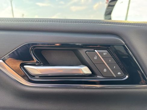 Used 2025 GMC Yukon Denali image 12