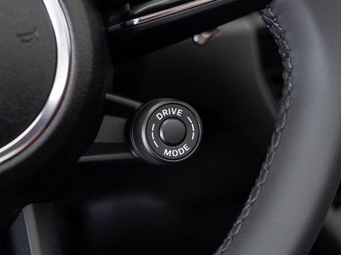 Certified 2025 Porsche Macan image 15