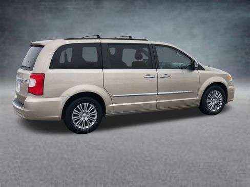 Used 2016 Chrysler Town & Country Touring-L image 8
