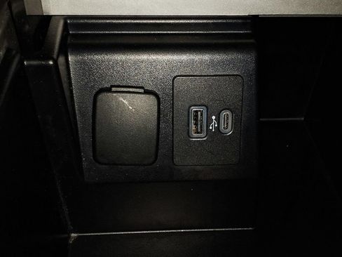 Used 2023 Ford Explorer XLT w/ Equipment Group 202A AWD/4WD image 24