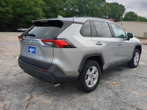 Used 2021 Toyota RAV4 XLE w/ Convenience Package FWD image 3