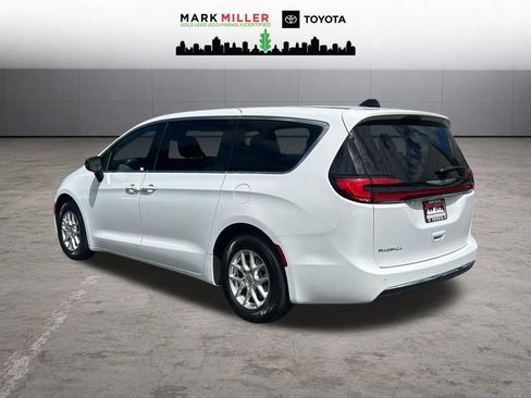 Used 2025 Chrysler Pacifica Select FWD image 3