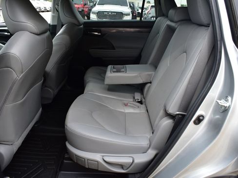 Used 2023 Toyota Highlander Limited FWD image 23