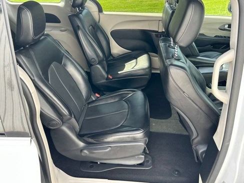 Used 2023 Chrysler Pacifica Touring-L FWD image 50