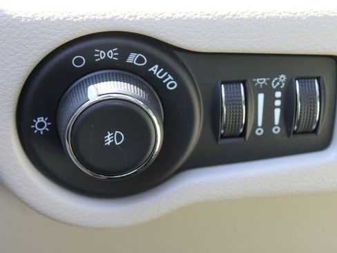 Used 2024 Chrysler Pacifica Touring-L FWD image 38