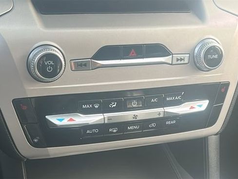 Used 2023 Ford Explorer XLT image 30