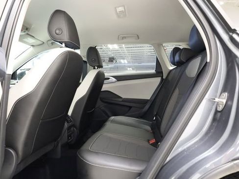 Used 2025 Volkswagen Taos SE w/ Black Wheel Package image 22