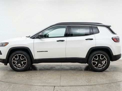 Used 2025 Jeep Compass Trailhawk image 5