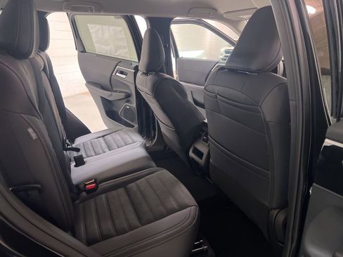 New 2025 Mitsubishi Outlander SE image 13