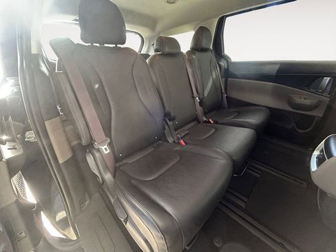 Used 2025 Kia Carnival FWD image 11