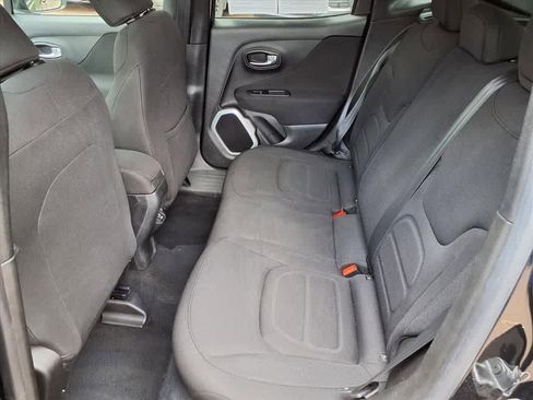Used 2018 Jeep Renegade Latitude AWD/4WD image 9