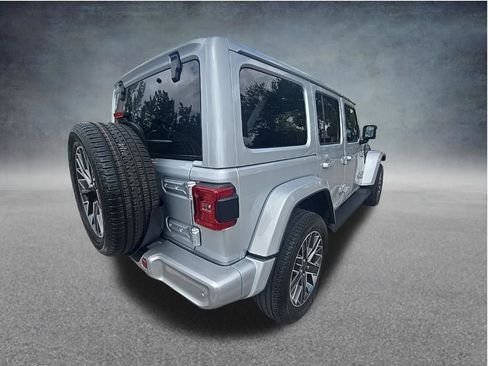 Used 2022 Jeep Wrangler Unlimited Sahara AWD/4WD image 5