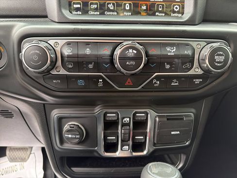 Used 2022 Jeep Wrangler Unlimited Sahara AWD/4WD image 27