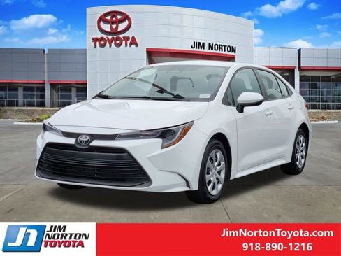 Used 2025 Toyota Corolla LE FWD image 3