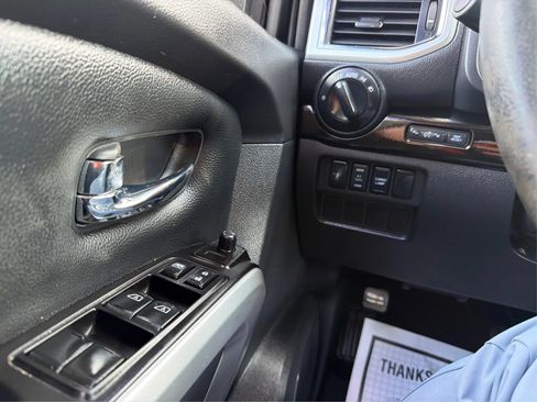 Used 2019 Nissan Titan SV w/ SV Convenience Package AWD/4WD image 16
