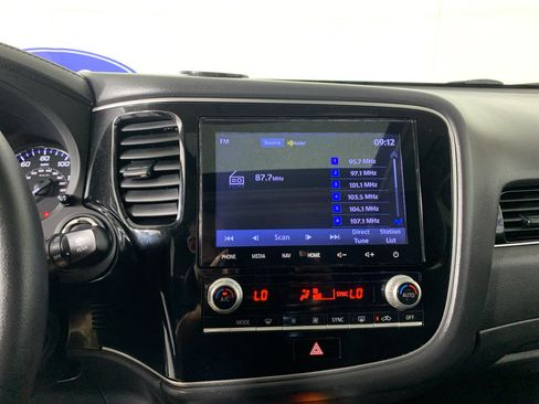Used 2020 Mitsubishi Outlander SE FWD image 25