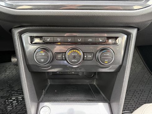 Used 2021 Volkswagen Tiguan SE image 22