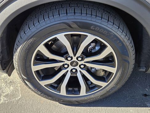 Certified 2022 Ford Explorer ST-Line w/ Class IV Trailer Tow Package image 9