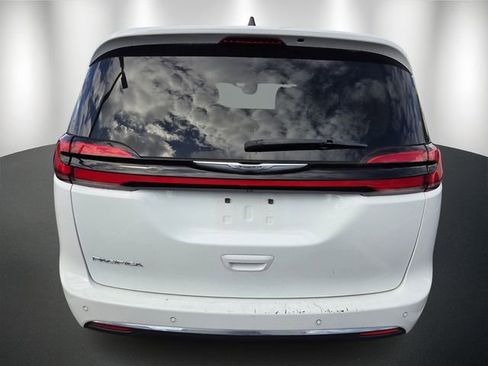 Used 2023 Chrysler Pacifica Touring-L FWD image 5