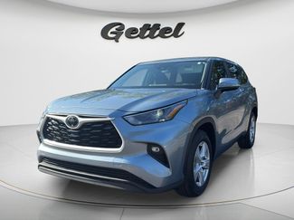 Used 2023 Toyota Highlander LE FWD video 1