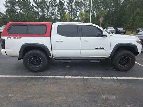 Used 2017 Toyota Tacoma TRD Off-Road AWD/4WD image 7