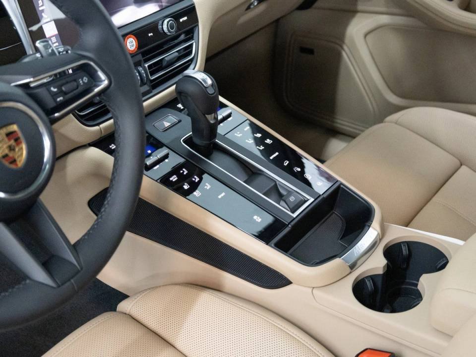 Certified 2026 Porsche Macan AWD/4WD image 6