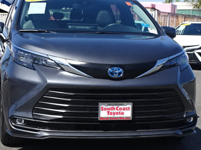 Certified 2025 Toyota Sienna XLE w/ XLE Plus Package FWD image 4