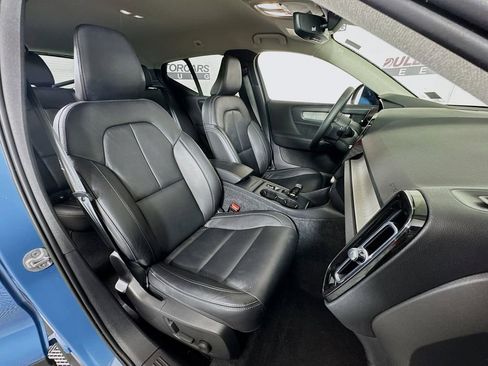 Used 2023 Volvo XC40 B5 Core w/ Convenience Package image 28