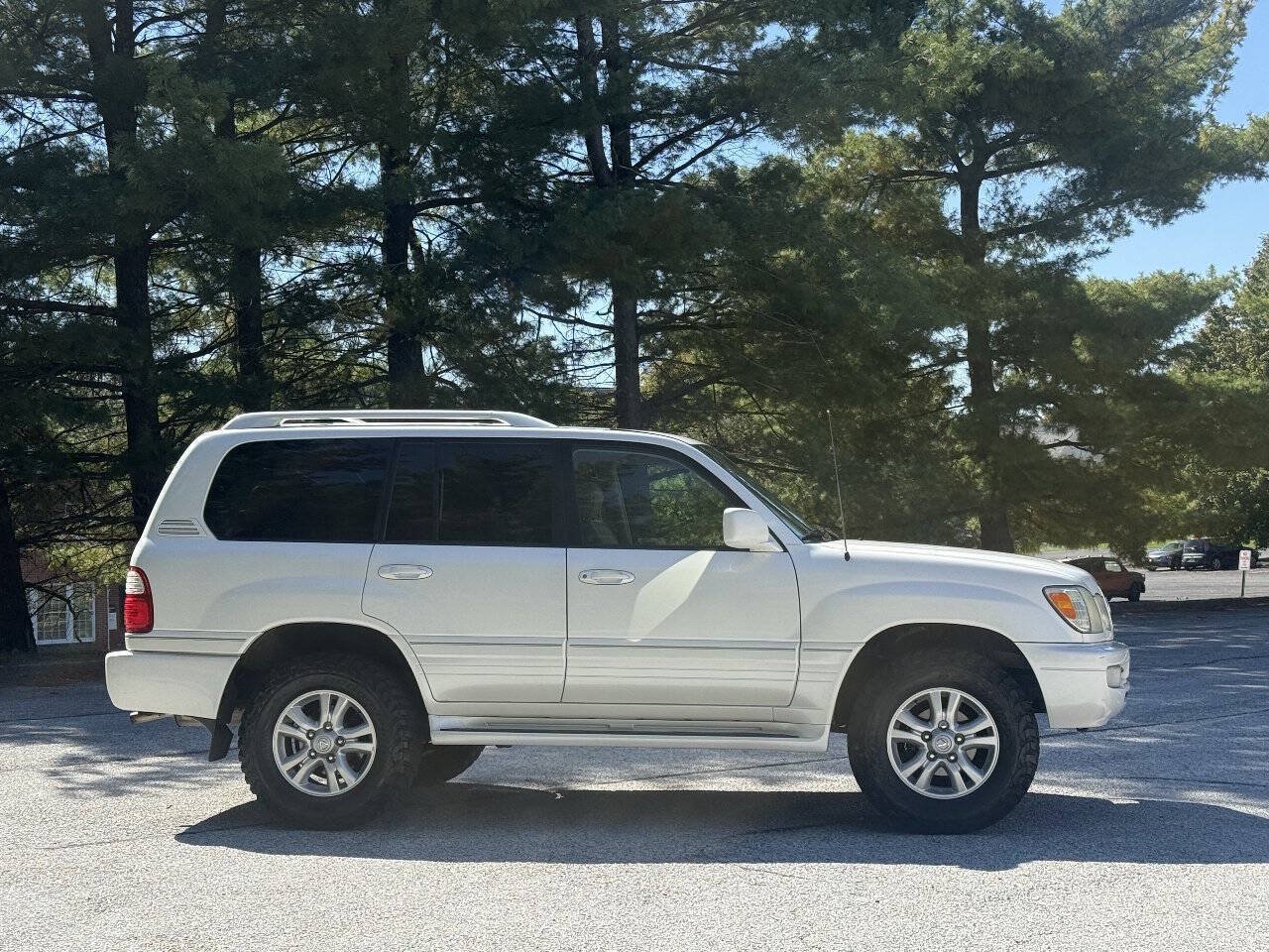 Used 2005 Lexus LX 470 4WD w/ Preferred Accessory Pkg image 4